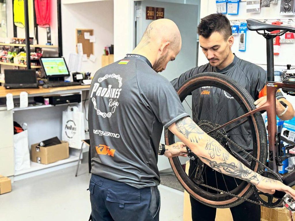 Imagen de dos empleados de Probikes Rioja reparado una bicicicleta
